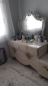 Kız çocuk odası için şifonyer ikinci el temiz halı FİYATI: 500 TL 17 2.el sıfır ayarında aynalı yatak odası makyaj dolabı masası FİYATI: 500 TL